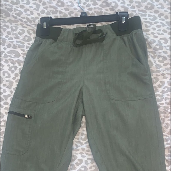 Xsmall/small olive green scrubs. Gently used - Picture 11 of 13